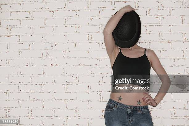 teenager posing in tank top and blue jeans - belly ring photos et images de collection