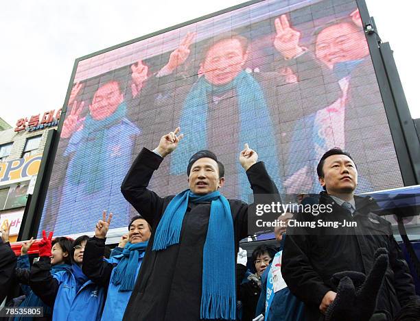 Presidential candidate Lee Myung-Bak of the conservative main opposition Grand National Party , meets with his supporters during a presidential...