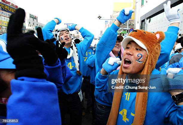 Fans of Presidential candidate Lee Myung-Bak of the conservative main opposition Grand National Party , show their support during an election...