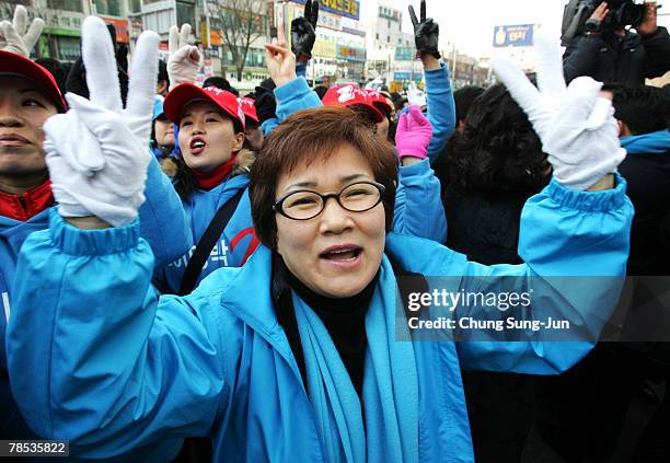 Fans of Presidential candidate Lee Myung-Bak of the conservative main opposition Grand National Party , show their support during an election...