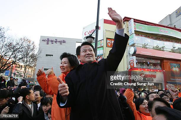 Presidential candidate Chung Dong-Young of the liberal United New Democratic Party takes to the downtown streets as he begins his presidential...