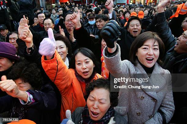 Fans of Presidential candidate Presidential candidate Chung Dong-Young of the liberal United New Democratic Party, show their support as he begins...