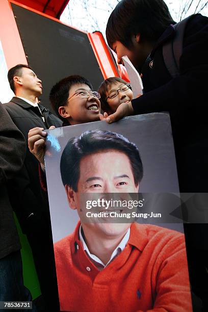 Fans of Presidential candidate Presidential candidate Chung Dong-Young of the liberal United New Democratic Party, show their support as he begins...