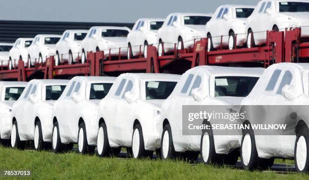 New Porsche Cayenne cars under protective covers are lined up at the eastern German plant of the German luxury carmaker, 07 September 2005 Leipzig,...