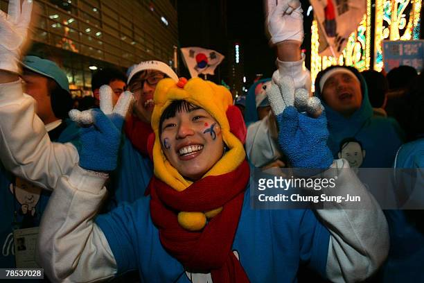 Fans of Presidential candidate Lee Myung-Bak of the conservative main opposition Grand National Party , show their support during an election...