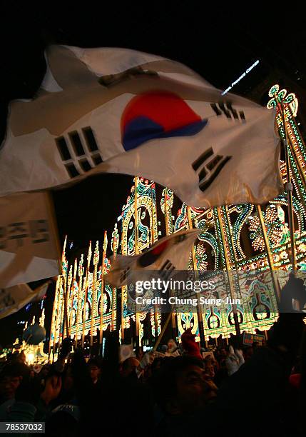 Fans of Presidential candidate Lee Myung-Bak of the conservative main opposition Grand National Party , show their support during an election...