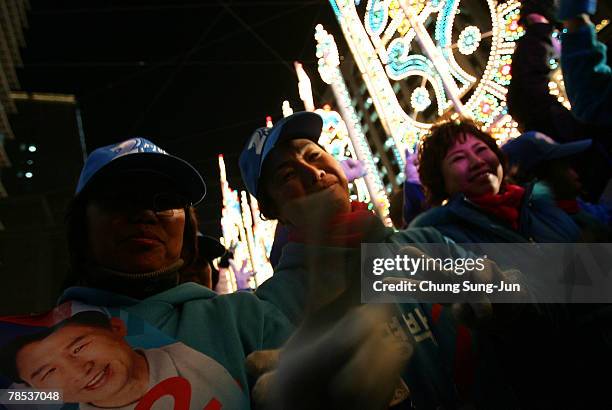 Fans of Presidential candidate Lee Myung-Bak of the conservative main opposition Grand National Party , show their support during an election...