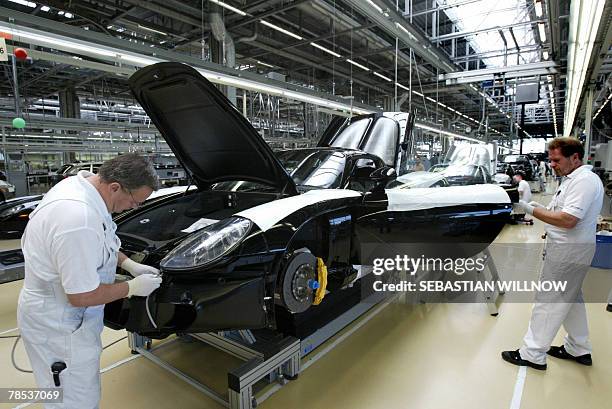 Porsche workers assemble a Porsche Carrera GT car in the eastern German plant of the German luxury carmaker, 07 September 2005 Leipzig, in the...