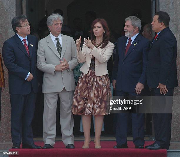 Argentina's president Cristina Fernandez de Kirchner speaks with Uruguay's Tabare Vazquez, Paraguay's Nicanor Duarte Brazil's Luiz Inacio Lula Da...