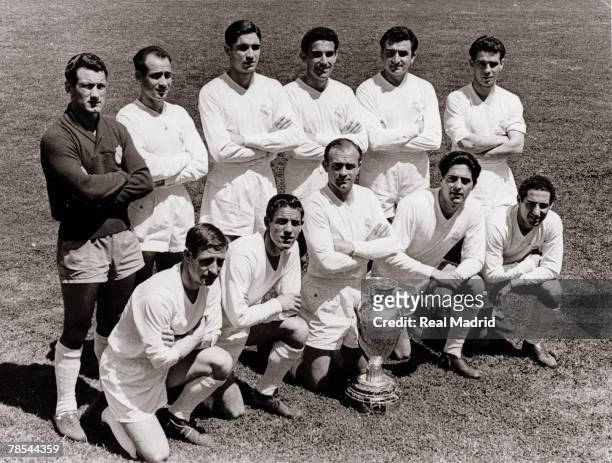 Real Madrid line up before the Champions League Final football match against Fiorentina at the stadium Santiago Bernabeu on May 30, 1957 in Madrid,...