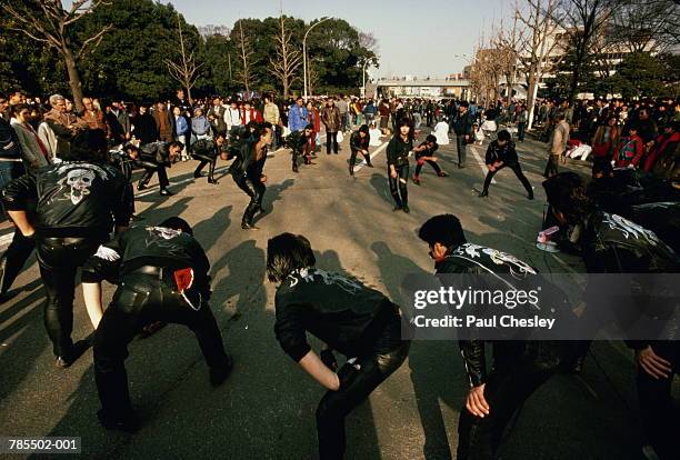 japan,tokyo,teenagers dancing to 50's music in park - ère showa photos et images de collection