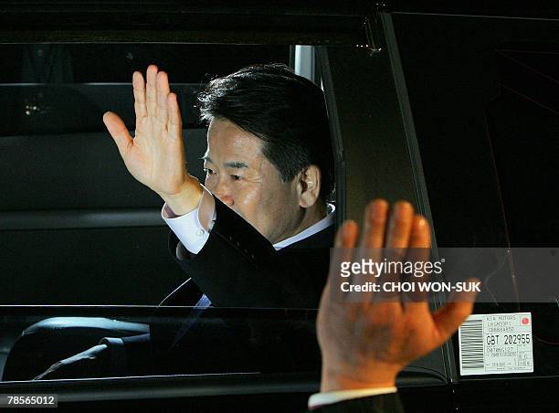 South Korea's United New Democratic Party presidential candidate Chung Dong-Young waves as he leaves party headquarters in Seoul, 19 December 2007,...