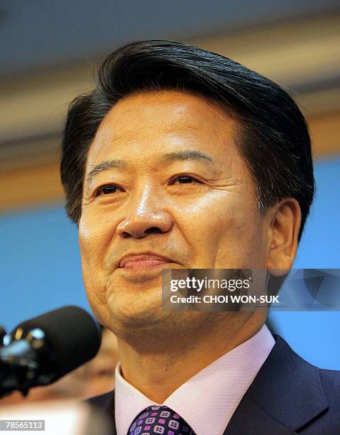 Tearful Chung Dong-Young, South Korea's United New Democratic Party presidential candidate, speaks at party headquarters in Seoul, 19 December 2007,...