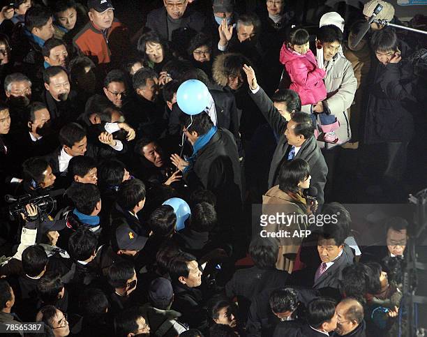 Grand National Party presidential candidate Lee Myung-Bak waves and greets supporters outside GNP party headquarters in Seoul, 19 December 2007,...
