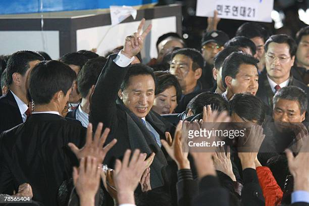 Grand National Party presidential candidate Lee Myung-Bak waves to supporters outside GNP party headquarters in Seoul, 19 December 2007, following...