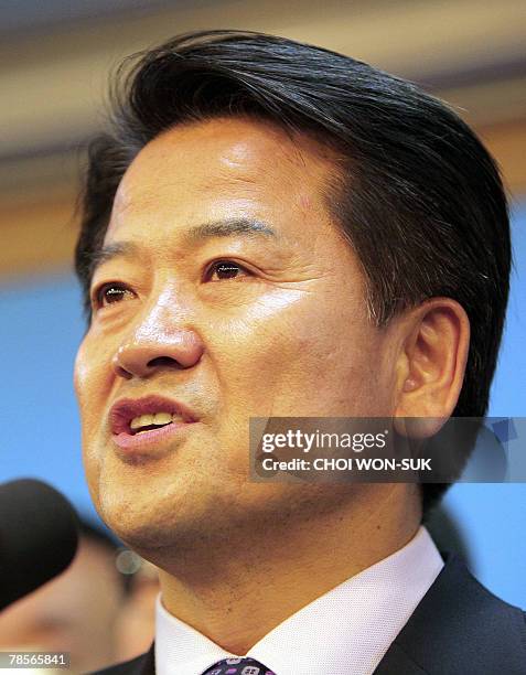 Tearful Chung Dong-Young, South Korea's United New Democratic Party presidential candidate, speaks at party headquarters in Seoul, 19 December 2007,...