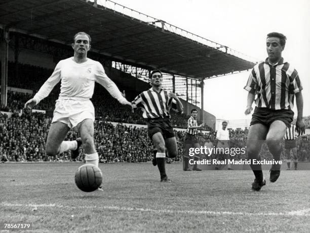 Real Madrid player Alfredo di Stefano in action during the Liga mach between Real Madrid and Atletico Madrid on May 7, 1959 in Madrid, Spain.