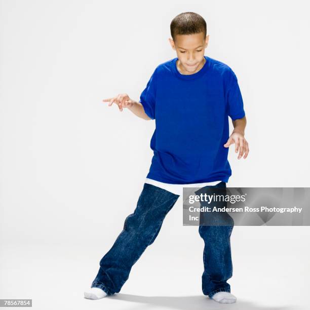 african american boy dancing - bub 8 jahre stock-fotos und bilder