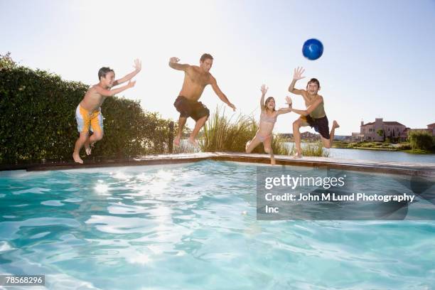 hispanic father and children jumping into swimming pool - 8 ball pool photos et images de collection