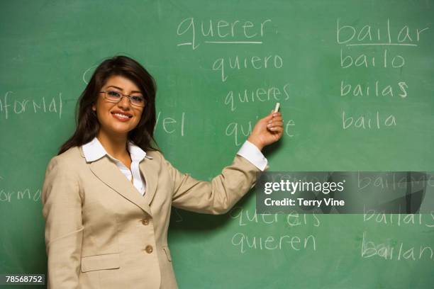 indian female teacher in front of blackboard - spanish language stockfoto's en -beelden