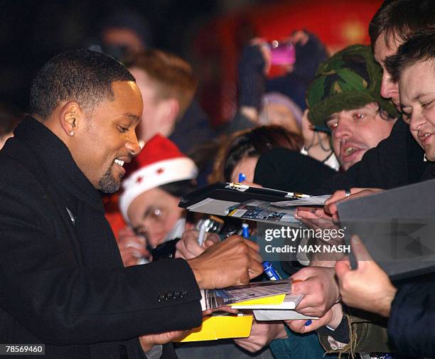 Actor Will Smith signs autograpphs on arrival to London's Leicester Square, 19 December 2007, to attend the British Premiere of his latest film, I am...