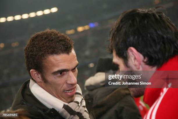 Willy Sagnol of Bayern says good bye to his leaving teammate Valerien Ismael during the UEFA Cup Group F match between Bayern Munich and Aris...