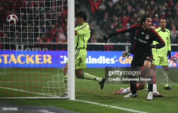 Luca Toni of Bayern scores 1-0 during the UEFA Cup Group F match between Bayern Munich and Aris Saloniki at the Allianz Arena on December 19, 2007 in...