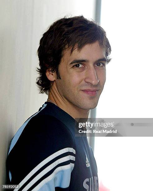 Who Is Raul 330 Raul Real Madrid Portrait Stock Photos, High-Res Pictures, and ...