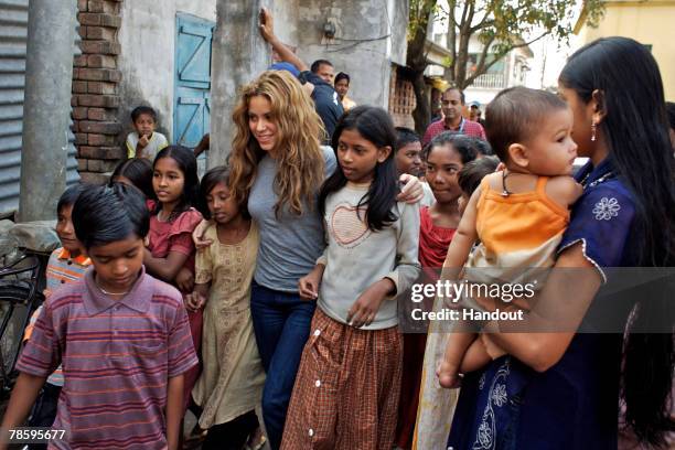 Shakira Visits Bangladesh For Unicef Photos et images de collection