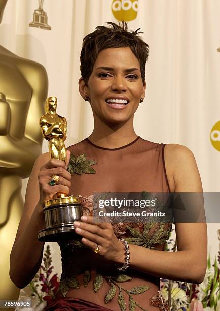 Halle Berry poses with her Actress in a Leading Role Oscar for "Monster's Ball"