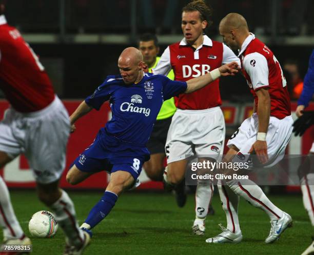 Andy Johnson of Everton shoots and scores his goal during the UEFA cup group A match between AZ Alkmaar and Everton at the DSB Stadion on December...