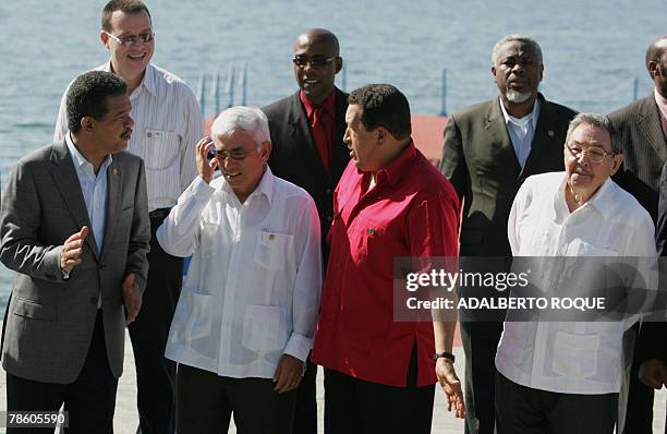 Heads of State and officials taking part in the fourth Petrocaribe summit get ready to pose for the family photo 21 December, 2007 in Cienfuegos,...