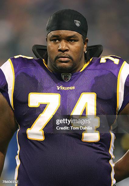 Bryant McKinnie of the Minnesota Vikings leaves the field after an NFL game against the Chicago Bears at the Hubert H. Humphrey Metrodome, December...