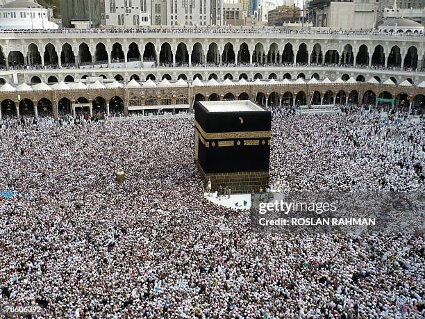 Muslim pilgrims crouch to perform their fairwell circumambulation around Kaba in the holy city of Mecca, Saudi Arabia 21 December 2007. Security...