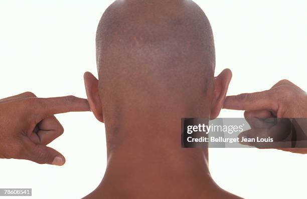 man with fingers in ears - shaved-buzz-cut-back-of-head photos et images de collection