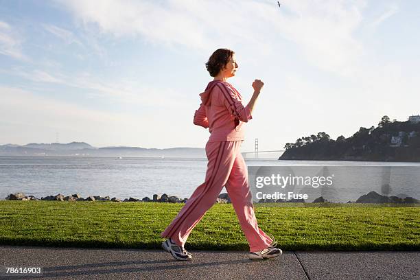 woman power walking - marche sportive photos et images de collection