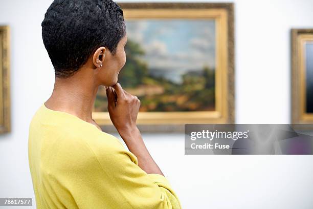 woman at art gallery - art show stock pictures, royalty-free photos & images