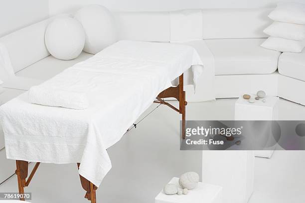 massage table - banc de massage photos et images de collection
