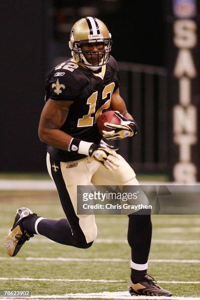 Marques Colston of the New Orleans Saints makes a run against the Arizona Cardinals on December 16, 2007 at the Louisiana Superdome in New Orleans,...