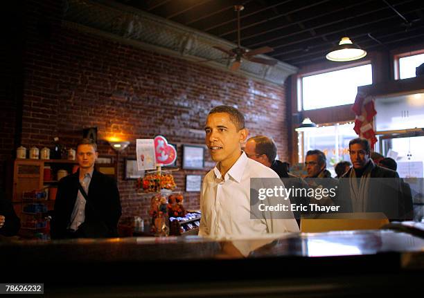 Democratic presidential candidate Senator Barack Obama talks with customers at Smokey Row coffee shop December 22, 2007 in Pleasantville, Iowa. Obama...