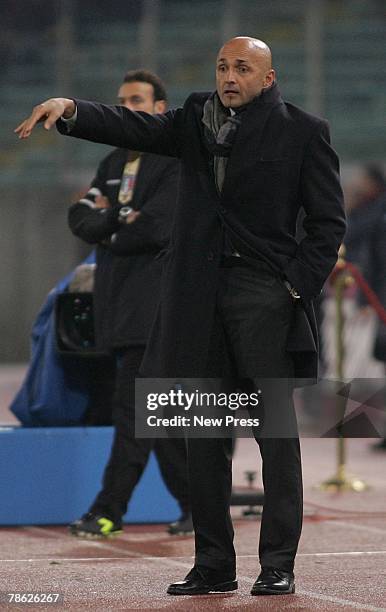 Roma headcoach Luciano Spalletti issues instructions during the Serie A match between Roma and Sampdoria at the Stadio Olimpico on December 22, 2007...