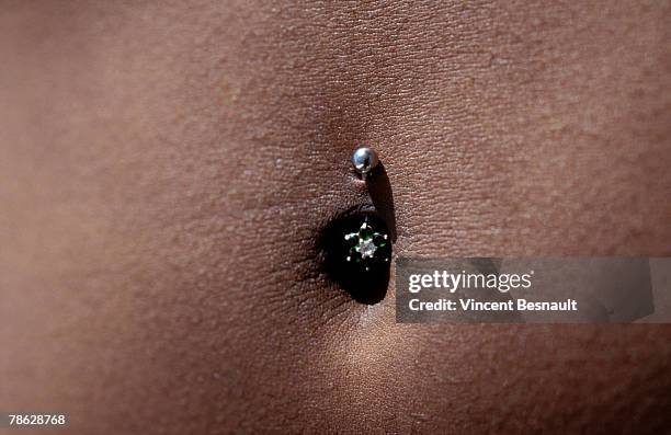 woman with belly button ring - belly ring foto e immagini stock