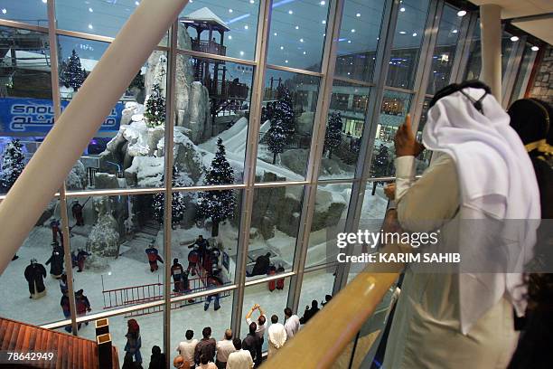 An Emirai man looks at the Christmas decorations at Ski Dubai, a 300 square meter indoor "Snow Park", in the Mall of the Emirates, 24 December 2007....