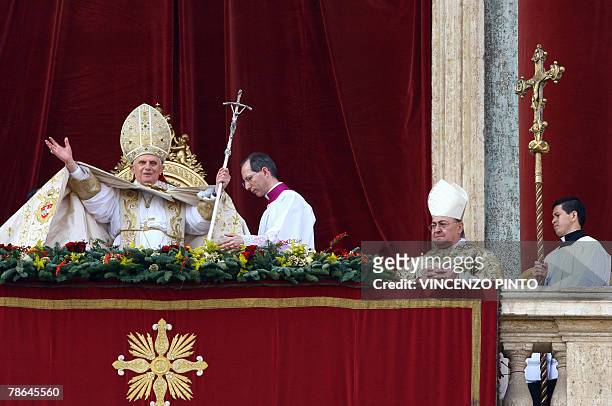 Pope Benedict XVI blesses pilgrim gathered in St Peter's Square during his traditional Christmas blessing, "Urbi et Orbi" 25 December 2007. The...