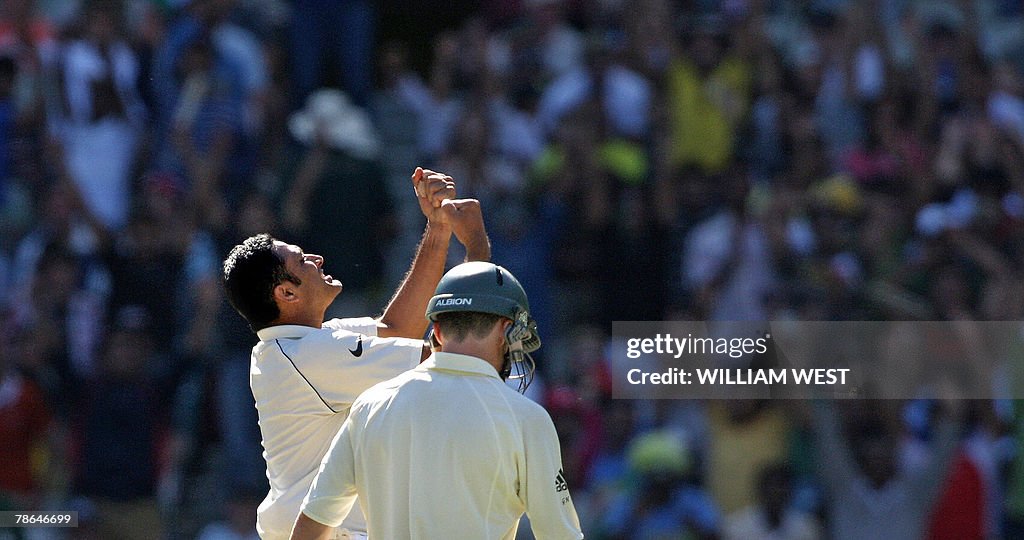 Indian spinner Anil Kumble (L) celebrate