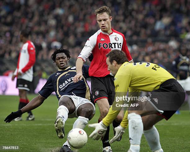 Feyenoord-player Kevin Hofland and goalkeeper Henk Timmer vie with Sparta Rotterdam's Dele Adeleye during their match 26 December 2007 in Rotterdam....