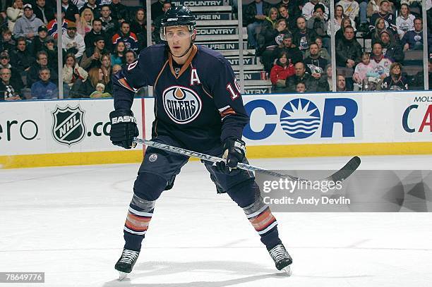 Shawn Horcoff of the Edmonton Oilers follows the puck during a game against the Dallas Stars at Rexall Place on December 18, 2007 in Edmonton,...