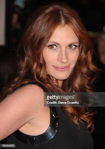 Actress Julia Roberts arrives to the premiere of Universal Pictures "Charlie Wilson's War" at City Walk Cinemas on December 10, 2007 in Universal...