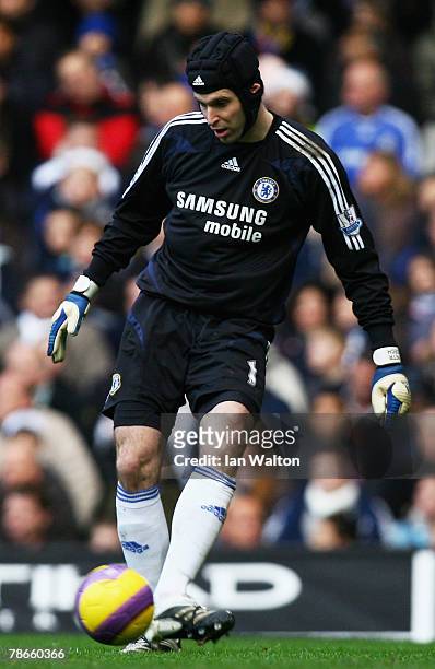 Petr Cech of Chelsea plays the ball during the Barclays Premier League match between Chelsea and Aston Villa at Stamford Bridge on December 26, 2007...