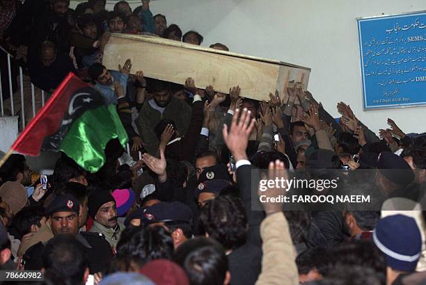 Supporters of Pakistani opposition leader Benazir Bhutto carry her coffin after her body was released from the hospital in Rawalpindi, 27 December...